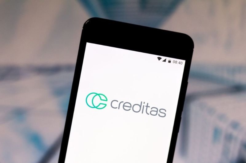 Pessoa analisando contratos digitais em tablet com imagem de carro e imóvel ao fundo